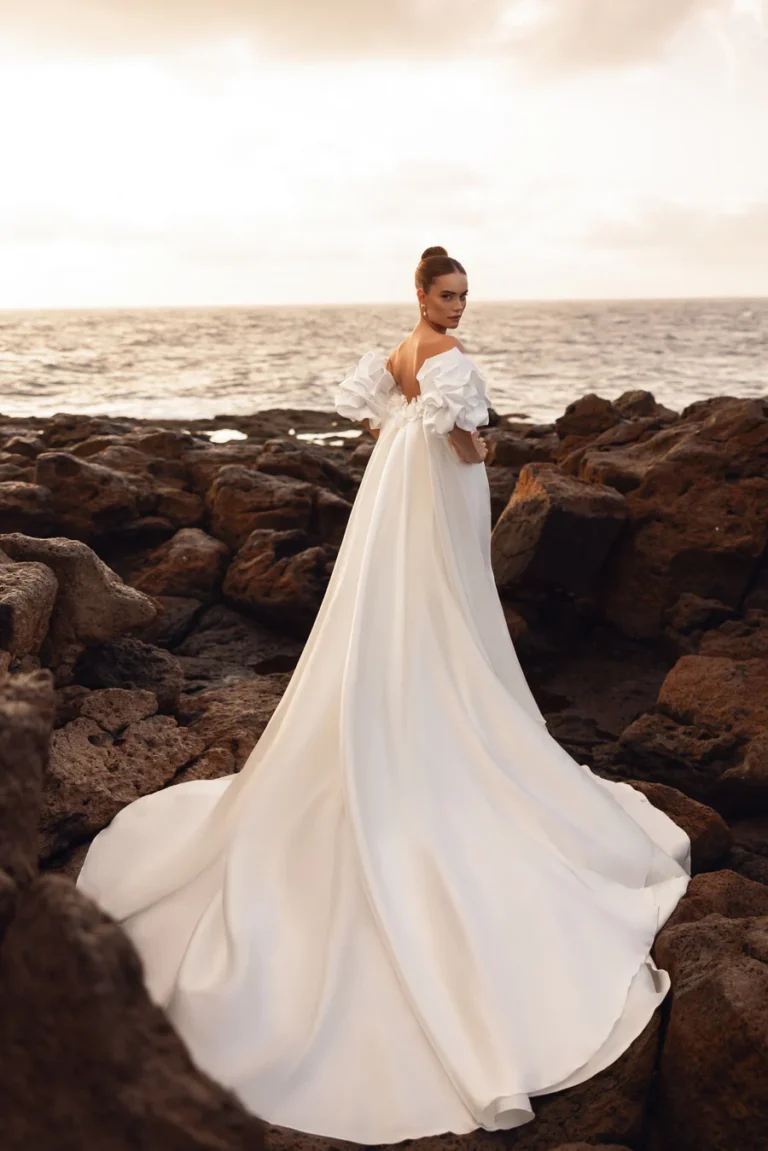 soraya-bridal-gown-dramatic-sleeves-fitted_900x